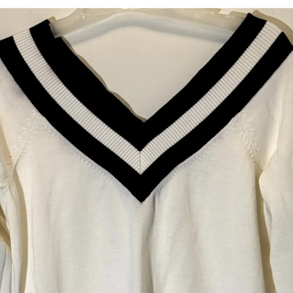 Women's Black | Cream V Neck Sweater Size: L